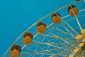 Riesenrad mit gelben Laufkatzen