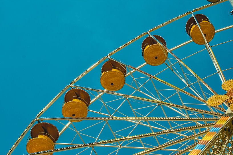 Grande roue avec chariots jaunes par Patricia Hofmeester