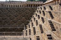 Prachtige geometrische gigantische put van werelderfgoedniveau, gelegen in het droge dorp van India van Tjeerd Kruse thumbnail