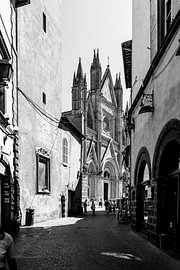 La cathédrale d'Orvieto vue depuis une ruelle étroite.