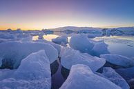 Ijsschotsen op het Jökulsarlon meer in IJsland tijdens de zonsondergang van Bas Meelker thumbnail