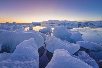 Ijsschotsen op het Jökulsarlon meer in IJsland tijdens de zonsondergang