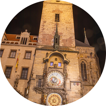 De klok van het stadhuis van Praag bij nacht