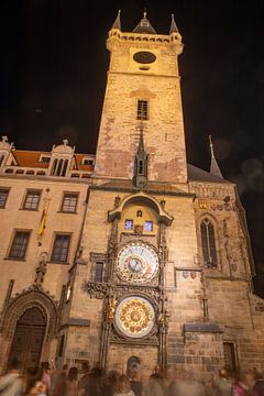 De klok van het stadhuis van Praag bij nacht van t.ART