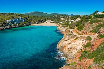 Belle vue sur la plage de la baie de Cala Romantica à Majorque