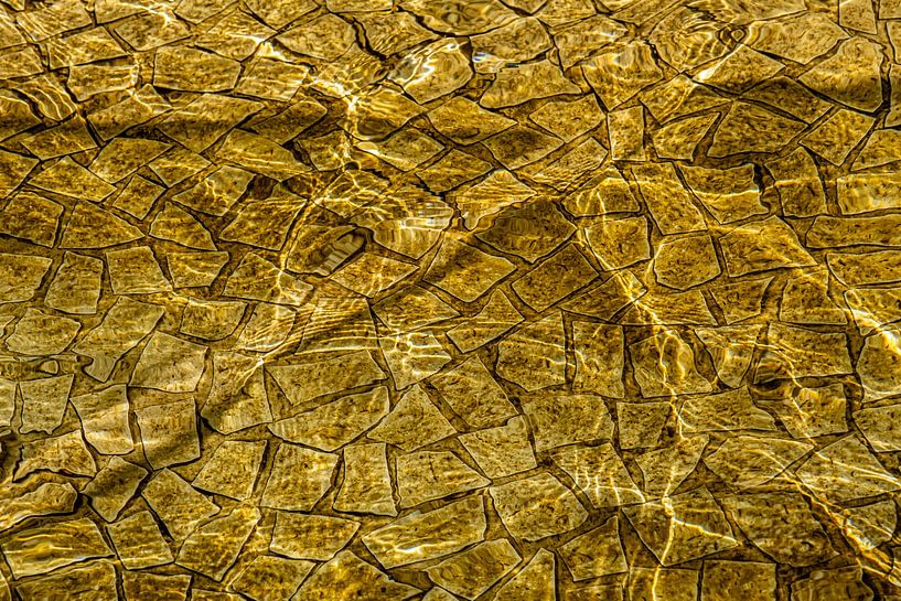 Abstractie golft over mozaïek van Dieter Walther