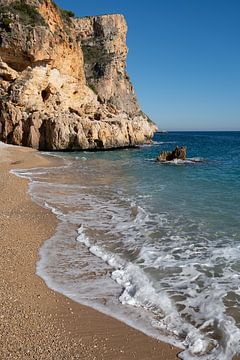 Vagues et rochers sur la côte méditerranéenne