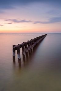 Rangée de poteaux dans l'IJsselmeer près de Hindeloopen
