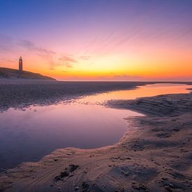De vuurtoren van Texel tijdens zonsondergang. van Justin Sinner Photography ( Fotograaf op Texel)