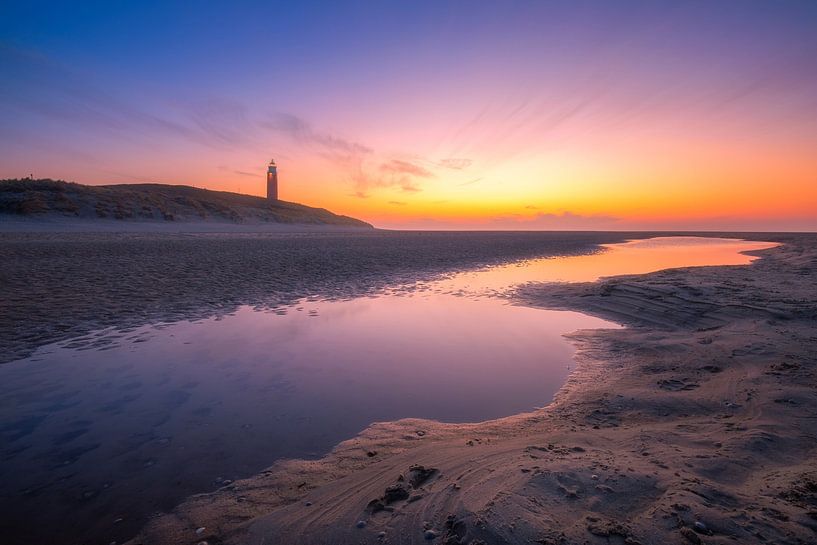 De vuurtoren van Texel tijdens zonsondergang. van Justin Sinner Photography ( Fotograaf op Texel)