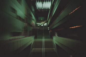 Cage d'escalier dans un bâtiment scolaire, zoom avant