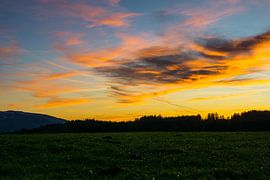 Deutschland, Awesome cloudscape, dramatisch orange Himmel über Schwarzwald von adventure-photos