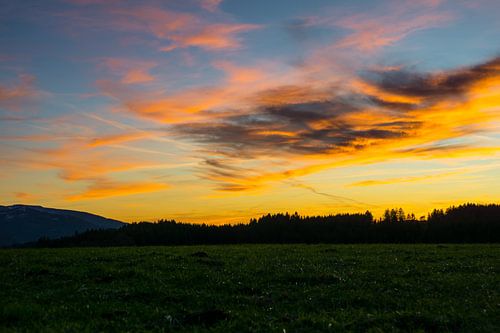Duitsland, Geweldig wolkenlandschap, dramatische oranje lucht boven zwart bos