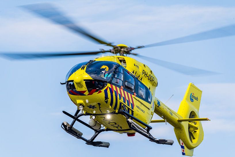 Le Lifeliner 5 transporte un patient atteint de corona. par Jack Brekelmans