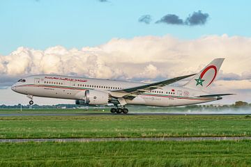 Royal Air Maroc Boeing 787-8 Dreamliner stijgt op. van Jaap van den Berg