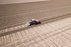 Un tracteur semant des plants de pommes de terre au printemps