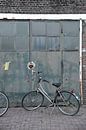 Damesfiets voor deuren van werkplaats - haven Delft van Mariska van Vondelen thumbnail