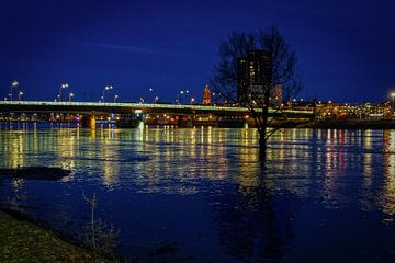 Venlo | Avondopname van het hoogwater in de Maas (stadsbrug) van Jos Saris