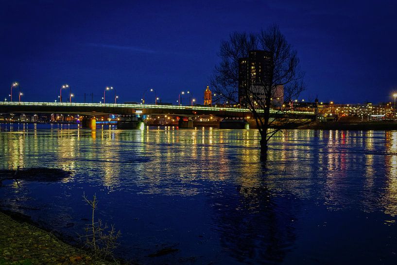 Venlo | Evening shot of the high water in the river Maas by Jos Saris