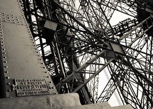 Close-up Eiffeltoren Parijs. van Hennnie Keeris