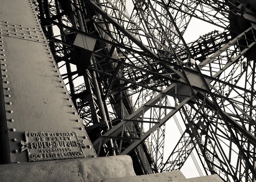 Close-up Eiffeltoren Parijs. van Hennnie Keeris