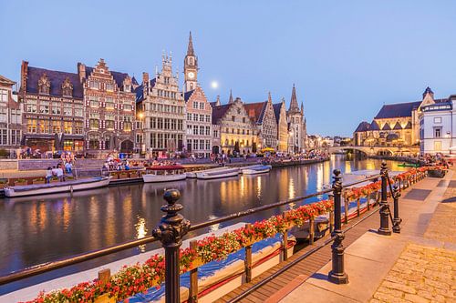 rij huizen aan de Graslei in Gent in de avonduren