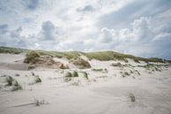 Dunkle Wolken über den Dünen am Nordseestrand bei Slufter auf Texel von LYSVIK PHOTOS Miniaturansicht