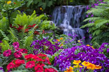 Levendige bloementuin met serene waterval van De Muurdecoratie