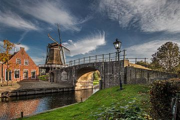 De brug over de entree van het Friese stadje Sloten en de molen van Harrie Muis