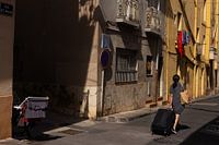 Reiziger met koffer in Sète, Frankrijk