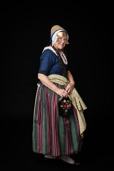 Femme en costume traditionnel avec une bourse