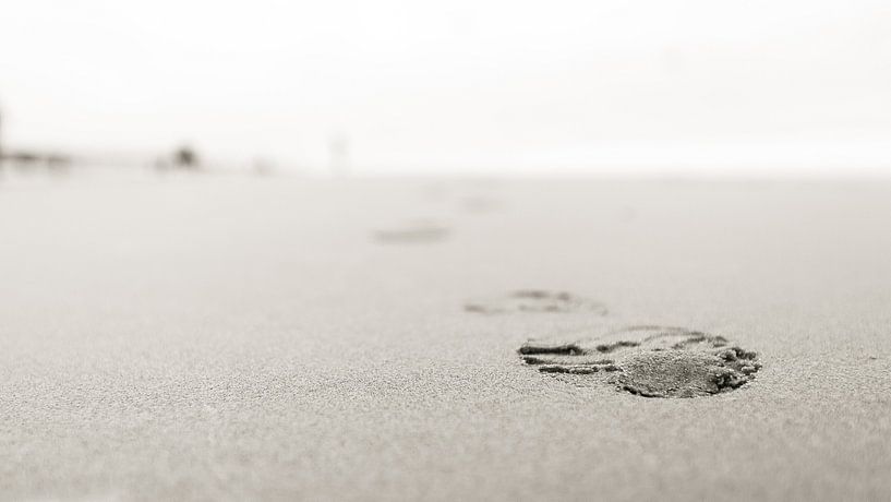 Footstep in the sand black and white by Roelof Jonker