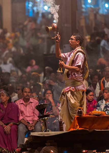 India: Aarti ceremonie (Varanasi) by Maarten Verhees