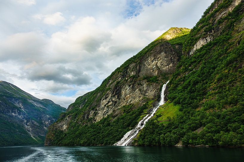 Blick auf den Geirangerfjord in Norwegen van Rico Ködder