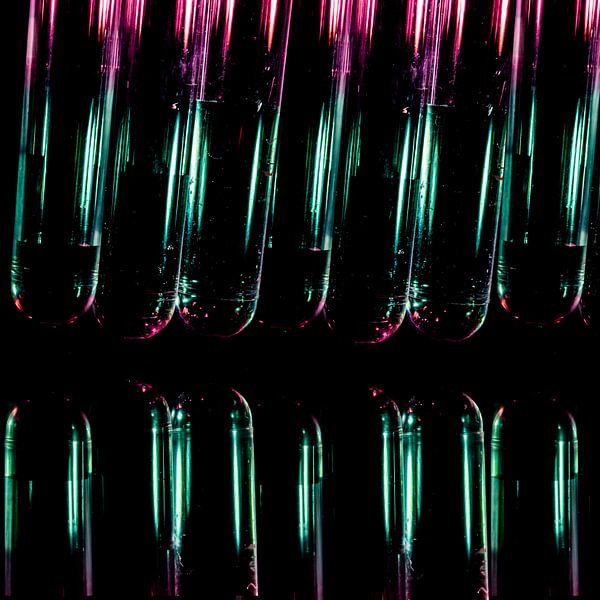 Een abstracte foto op basis van reageerbuisjes en twee lampen van Hans de Waay