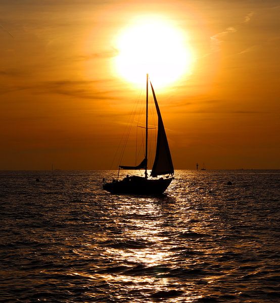 Sunset in Marseille as a sailboat passes by by Nicolas Vaillant
