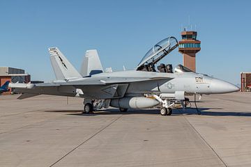 Boeing EA-18G Growler avec une verrière ouverte à la NAS Fallon. sur Jaap van den Berg