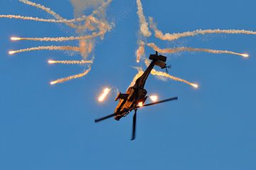 AH-64D Apache avec fusées éclairantes (2) sur Rogier Vermeulen