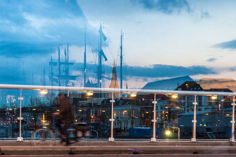 Reflektierende Silhouetten von Schiffen, Häusern und Skyline in Glas wal von Fotografiecor .nl