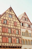 Bunte Fachwerkhäuser in Orange und Rosa in Colmar, Region Elsass, Frankreich
