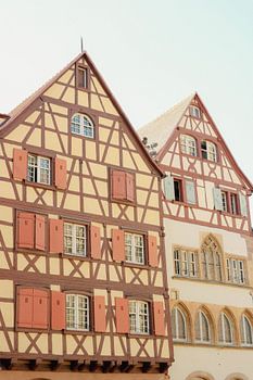 Maisons à colombages colorées en orange et rose à Colmar, région Alsace France