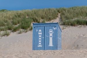 Blauw strandhuisje van Mark Bolijn