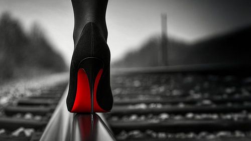 Stijlvolle zwart-wit foto met rode hak – elegante wanddecoratie vol contrast