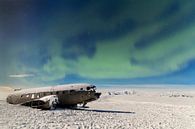 Dakota on Sólheimasandu's beach with Aurora Borealis van Ab Wubben thumbnail