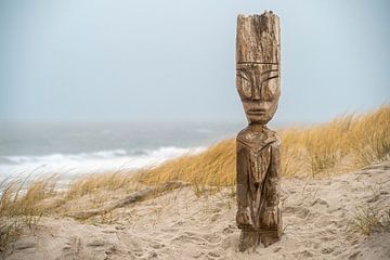 Holzfigur am Strand