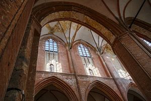Ziegelgewölbe mit Fenstern, Bögen und Säulen in der Kirche St. Georgen in der Altstadt von Wismar, b