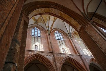 Ziegelgewölbe mit Fenstern, Bögen und Säulen in der Kirche St. Georgen in der Altstadt von Wismar, b von Maren Winter