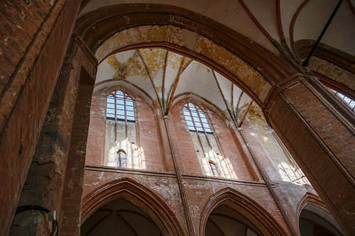 Ziegelgewölbe mit Fenstern, Bögen und Säulen in der Kirche St. Georgen in der Altstadt von Wismar, b