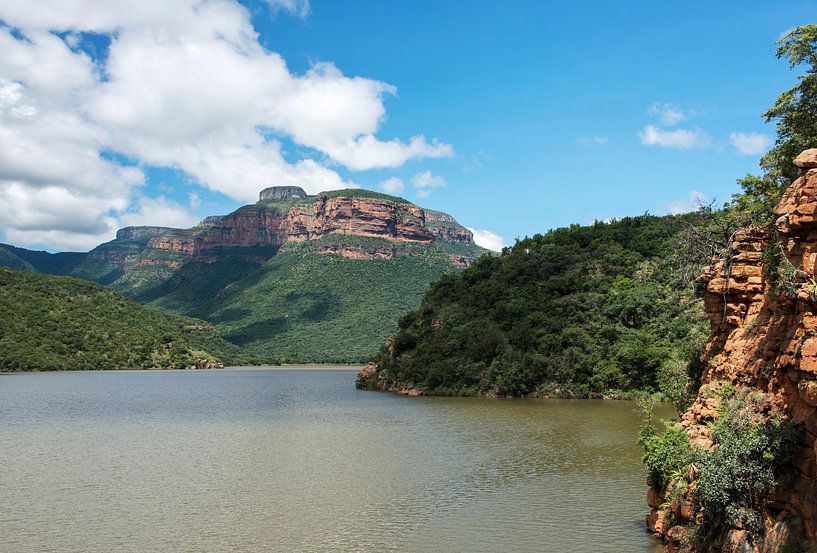 het meer bij de swadini dam met op de achtergrond de drakensbergen von ChrisWillemsen