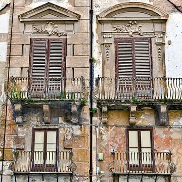 Vervallen barokke gevel in het historische centrum van Palermo